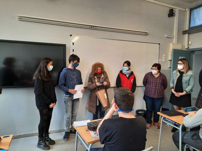 Alumnat de l'INS Ramon Berenguer IV lliura mascaretes a Creu Roja